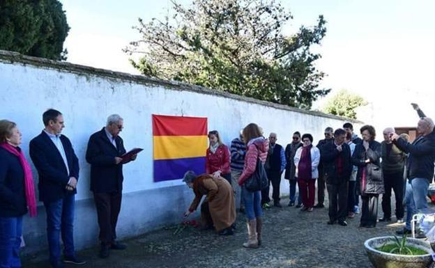 Fernández (tercero por la izquierda) lee en el cementerio de Calera en el homenaje a los represaliados. 