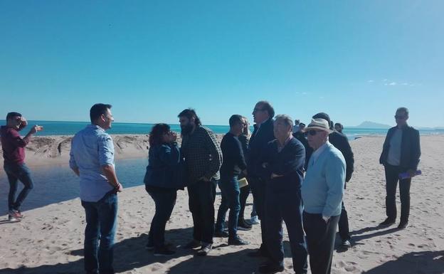 Representantes municipales de Xeraco y Gandía se saludan en la playa de l'Auir. 