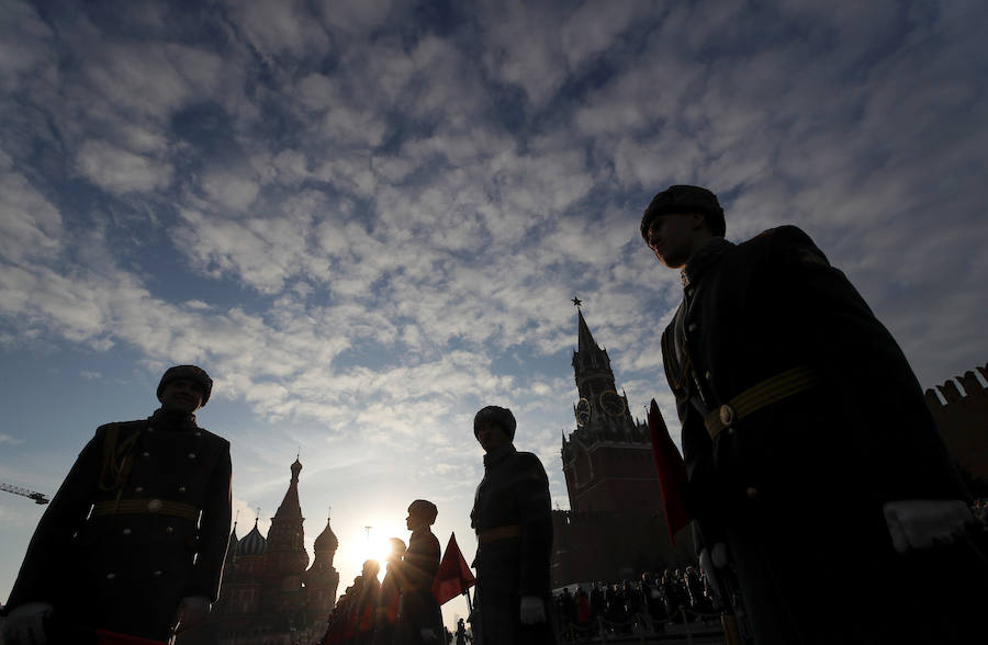 Más de 5.000 militares han desfilado por la plaza Roja de Moscú para conmemorar la parada militar celebrada el 7 noviembre de 1941, tras la cual los soldados soviéticos marcharon para combatir a las tropas nazis que se hallaban a las puertas de la ciudad. En la reconstrucción del histórico desfile participaron cadetes de diversas escuelas militares, efectivos del Ministerio de Defensa, así como un escuadrón del regimiento de caballería del Presidente de Rusia. También pasaron una treintena de carros de blindados, camiones, piezas de artillería y motocicletas de la época de la Segunda Guerra Mundial, incluido el mítico carro de combate T-34. 