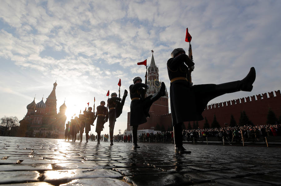 Más de 5.000 militares han desfilado por la plaza Roja de Moscú para conmemorar la parada militar celebrada el 7 noviembre de 1941, tras la cual los soldados soviéticos marcharon para combatir a las tropas nazis que se hallaban a las puertas de la ciudad. En la reconstrucción del histórico desfile participaron cadetes de diversas escuelas militares, efectivos del Ministerio de Defensa, así como un escuadrón del regimiento de caballería del Presidente de Rusia. También pasaron una treintena de carros de blindados, camiones, piezas de artillería y motocicletas de la época de la Segunda Guerra Mundial, incluido el mítico carro de combate T-34. 