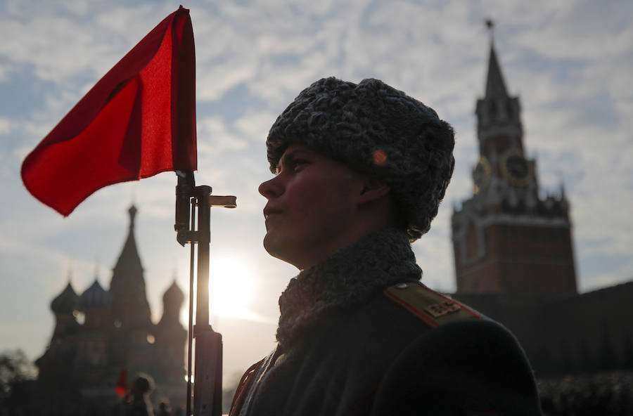 Más de 5.000 militares han desfilado por la plaza Roja de Moscú para conmemorar la parada militar celebrada el 7 noviembre de 1941, tras la cual los soldados soviéticos marcharon para combatir a las tropas nazis que se hallaban a las puertas de la ciudad. En la reconstrucción del histórico desfile participaron cadetes de diversas escuelas militares, efectivos del Ministerio de Defensa, así como un escuadrón del regimiento de caballería del Presidente de Rusia. También pasaron una treintena de carros de blindados, camiones, piezas de artillería y motocicletas de la época de la Segunda Guerra Mundial, incluido el mítico carro de combate T-34. 