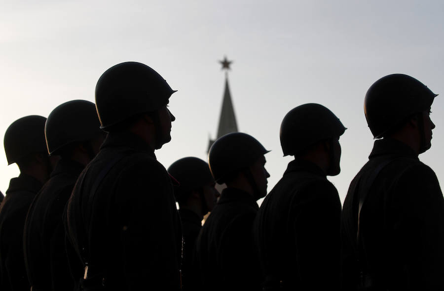 Más de 5.000 militares han desfilado por la plaza Roja de Moscú para conmemorar la parada militar celebrada el 7 noviembre de 1941, tras la cual los soldados soviéticos marcharon para combatir a las tropas nazis que se hallaban a las puertas de la ciudad. En la reconstrucción del histórico desfile participaron cadetes de diversas escuelas militares, efectivos del Ministerio de Defensa, así como un escuadrón del regimiento de caballería del Presidente de Rusia. También pasaron una treintena de carros de blindados, camiones, piezas de artillería y motocicletas de la época de la Segunda Guerra Mundial, incluido el mítico carro de combate T-34. 