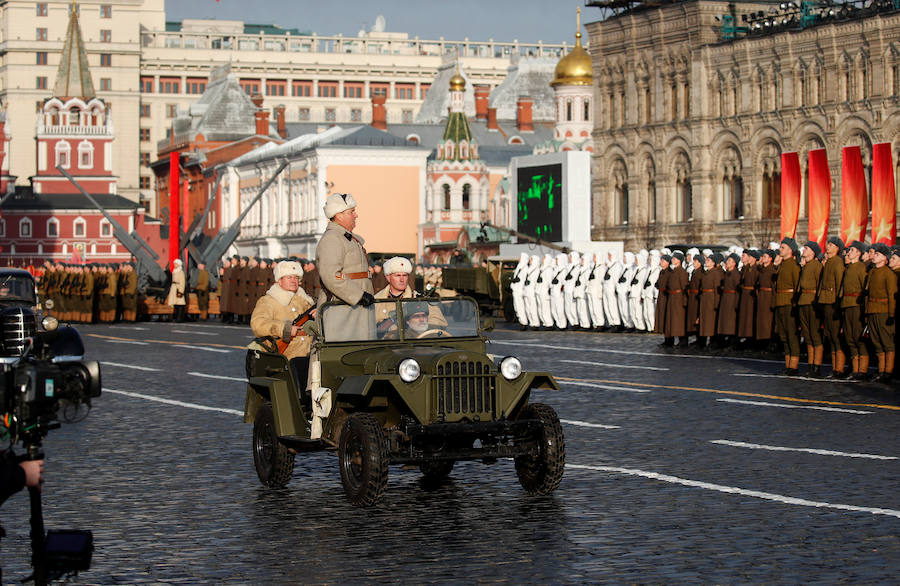 Más de 5.000 militares han desfilado por la plaza Roja de Moscú para conmemorar la parada militar celebrada el 7 noviembre de 1941, tras la cual los soldados soviéticos marcharon para combatir a las tropas nazis que se hallaban a las puertas de la ciudad. En la reconstrucción del histórico desfile participaron cadetes de diversas escuelas militares, efectivos del Ministerio de Defensa, así como un escuadrón del regimiento de caballería del Presidente de Rusia. También pasaron una treintena de carros de blindados, camiones, piezas de artillería y motocicletas de la época de la Segunda Guerra Mundial, incluido el mítico carro de combate T-34. 