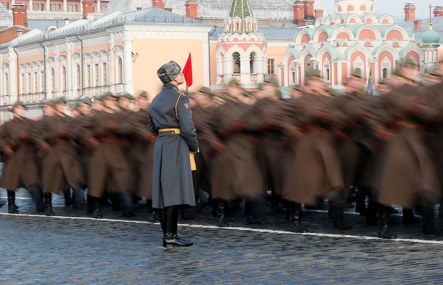 Más de 5.000 militares han desfilado por la plaza Roja de Moscú para conmemorar la parada militar celebrada el 7 noviembre de 1941, tras la cual los soldados soviéticos marcharon para combatir a las tropas nazis que se hallaban a las puertas de la ciudad. En la reconstrucción del histórico desfile participaron cadetes de diversas escuelas militares, efectivos del Ministerio de Defensa, así como un escuadrón del regimiento de caballería del Presidente de Rusia. También pasaron una treintena de carros de blindados, camiones, piezas de artillería y motocicletas de la época de la Segunda Guerra Mundial, incluido el mítico carro de combate T-34. 