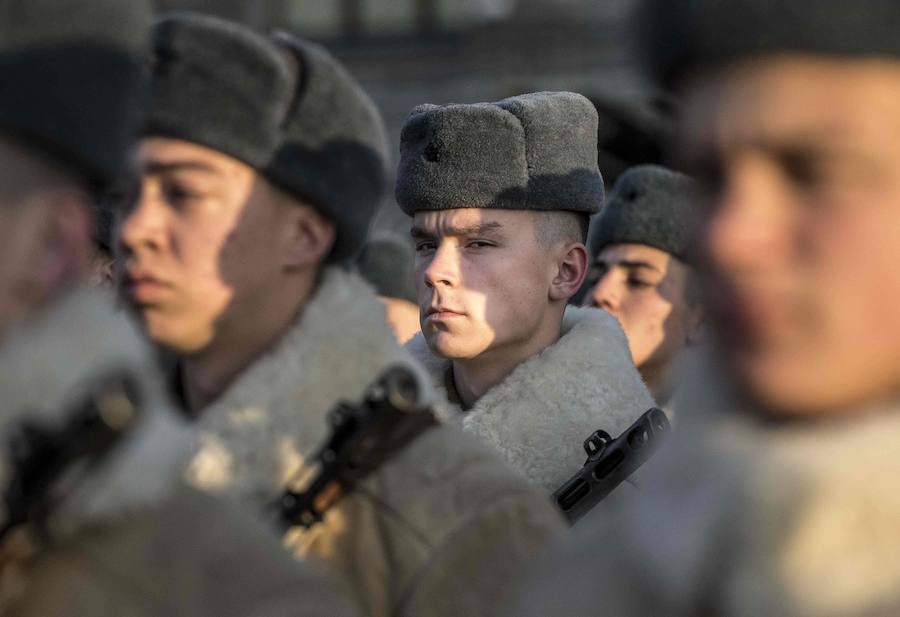 Más de 5.000 militares han desfilado por la plaza Roja de Moscú para conmemorar la parada militar celebrada el 7 noviembre de 1941, tras la cual los soldados soviéticos marcharon para combatir a las tropas nazis que se hallaban a las puertas de la ciudad. En la reconstrucción del histórico desfile participaron cadetes de diversas escuelas militares, efectivos del Ministerio de Defensa, así como un escuadrón del regimiento de caballería del Presidente de Rusia. También pasaron una treintena de carros de blindados, camiones, piezas de artillería y motocicletas de la época de la Segunda Guerra Mundial, incluido el mítico carro de combate T-34. 