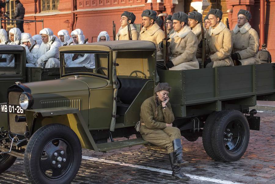 Más de 5.000 militares han desfilado por la plaza Roja de Moscú para conmemorar la parada militar celebrada el 7 noviembre de 1941, tras la cual los soldados soviéticos marcharon para combatir a las tropas nazis que se hallaban a las puertas de la ciudad. En la reconstrucción del histórico desfile participaron cadetes de diversas escuelas militares, efectivos del Ministerio de Defensa, así como un escuadrón del regimiento de caballería del Presidente de Rusia. También pasaron una treintena de carros de blindados, camiones, piezas de artillería y motocicletas de la época de la Segunda Guerra Mundial, incluido el mítico carro de combate T-34. 