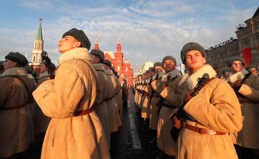 Más de 5.000 militares han desfilado por la plaza Roja de Moscú para conmemorar la parada militar celebrada el 7 noviembre de 1941, tras la cual los soldados soviéticos marcharon para combatir a las tropas nazis que se hallaban a las puertas de la ciudad. En la reconstrucción del histórico desfile participaron cadetes de diversas escuelas militares, efectivos del Ministerio de Defensa, así como un escuadrón del regimiento de caballería del Presidente de Rusia. También pasaron una treintena de carros de blindados, camiones, piezas de artillería y motocicletas de la época de la Segunda Guerra Mundial, incluido el mítico carro de combate T-34. 