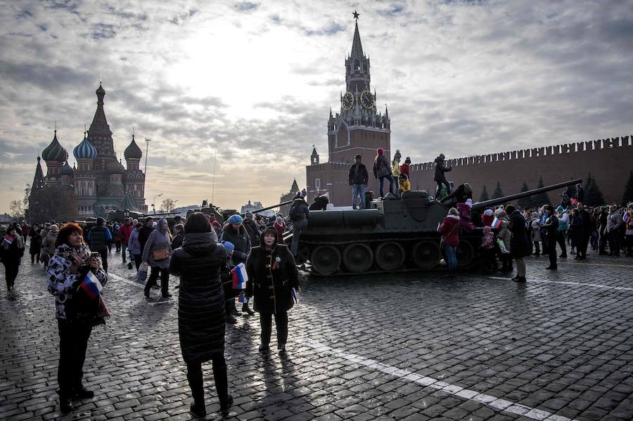 Más de 5.000 militares han desfilado por la plaza Roja de Moscú para conmemorar la parada militar celebrada el 7 noviembre de 1941, tras la cual los soldados soviéticos marcharon para combatir a las tropas nazis que se hallaban a las puertas de la ciudad. En la reconstrucción del histórico desfile participaron cadetes de diversas escuelas militares, efectivos del Ministerio de Defensa, así como un escuadrón del regimiento de caballería del Presidente de Rusia. También pasaron una treintena de carros de blindados, camiones, piezas de artillería y motocicletas de la época de la Segunda Guerra Mundial, incluido el mítico carro de combate T-34. 