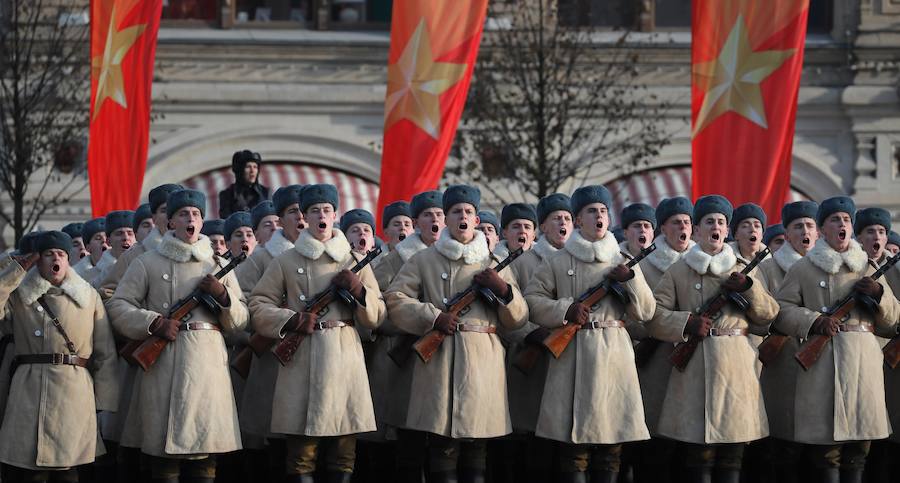 Más de 5.000 militares han desfilado por la plaza Roja de Moscú para conmemorar la parada militar celebrada el 7 noviembre de 1941, tras la cual los soldados soviéticos marcharon para combatir a las tropas nazis que se hallaban a las puertas de la ciudad. En la reconstrucción del histórico desfile participaron cadetes de diversas escuelas militares, efectivos del Ministerio de Defensa, así como un escuadrón del regimiento de caballería del Presidente de Rusia. También pasaron una treintena de carros de blindados, camiones, piezas de artillería y motocicletas de la época de la Segunda Guerra Mundial, incluido el mítico carro de combate T-34. 