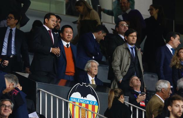 Murthy, Kim Koh, Sol y Alemany, ayer en el palco de autoridades de Mestalla. 