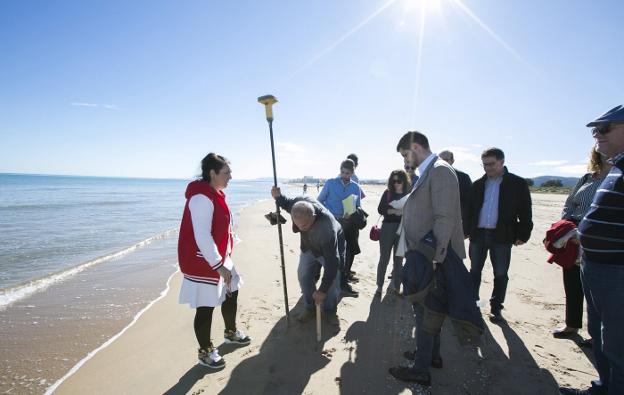 La comisión del Ayuntamiento de Gandia marcando su término en la costa mediterránea. 