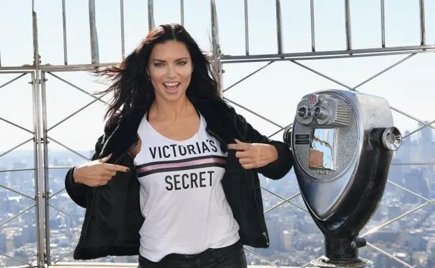 Imagen. Adriana Lima, durante la presentación del desfile.