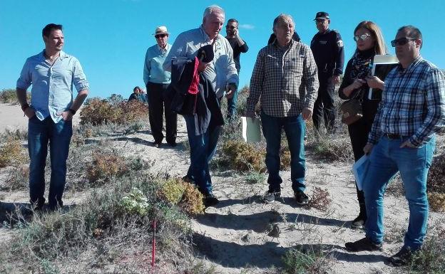 Representantes del Consistorio de Xeraco colocan su marca de delimitación del término municipal