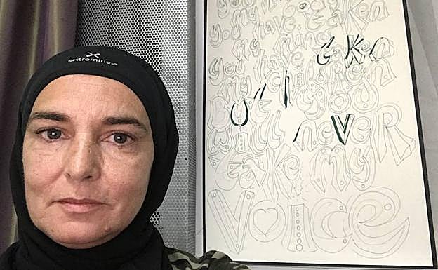 Una de las imágenes de la cantante Sinéad O'Connor en su nuvo perfil de Twitter mostrando el hijab tras su conversión al islam. 