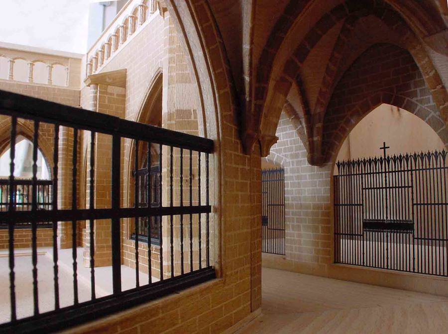 Catedral de Segorbe | Comenzó a construirse en el siglo XIII junto a la muralla gótica de la que apenas quedan algunos restos. Uno de sus puntos más destacables es el claustro, también de estilo gótico valenciano, que tiene forma trapezoidal por lo irregular de la muralla a la que se adosaba. Es uno de los ejemplares más especiales por este particular y extraño detalle. Su museo cuenta con una valiosa colección artística que recoge obras desde los siglos XVI a XVI. 