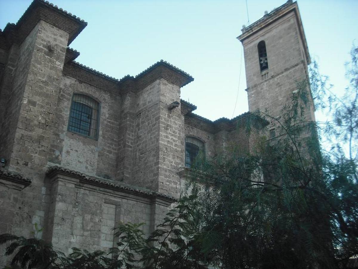 Catedral de Segorbe | Comenzó a construirse en el siglo XIII junto a la muralla gótica de la que apenas quedan algunos restos. Uno de sus puntos más destacables es el claustro, también de estilo gótico valenciano, que tiene forma trapezoidal por lo irregular de la muralla a la que se adosaba. Es uno de los ejemplares más especiales por este particular y extraño detalle. Su museo cuenta con una valiosa colección artística que recoge obras desde los siglos XVI a XVI.