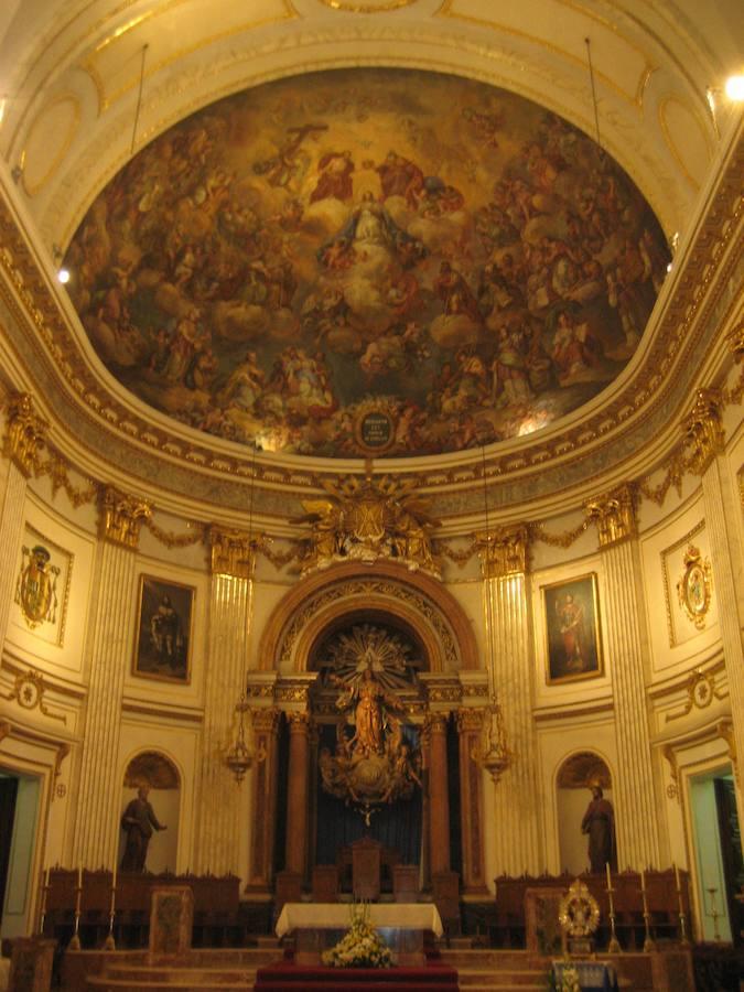 Catedral de Segorbe | Comenzó a construirse en el siglo XIII junto a la muralla gótica de la que apenas quedan algunos restos. Uno de sus puntos más destacables es el claustro, también de estilo gótico valenciano, que tiene forma trapezoidal por lo irregular de la muralla a la que se adosaba. Es uno de los ejemplares más especiales por este particular y extraño detalle. Su museo cuenta con una valiosa colección artística que recoge obras desde los siglos XVI a XVI.