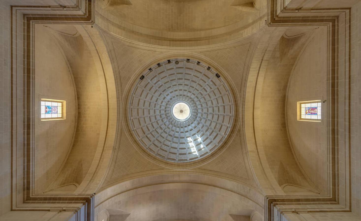 Concatedral de San Nicolás de Bari | Aunque de aspecto sobrio en el exterior, su estilo es renacentista y fue edificada sobre los restos de una mezquita durante 1616 y 1662. Su claustro, sin embargo, es más antiguo y data del siglo XV, fecha que también deja su huella en un marcado estilo gótico. El interior, de grandes dimensiones, cuenta con una esbelta cúpula y con su reconocida capilla de la Comunión, considerada una de las muestras más bellas del alto barroco español.