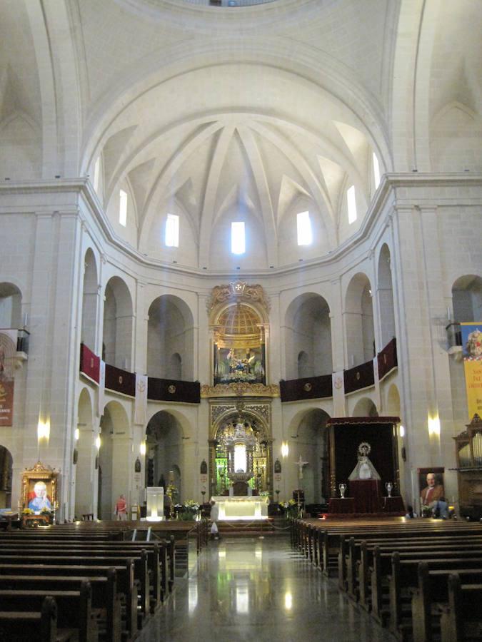 Concatedral de San Nicolás de Bari | Aunque de aspecto sobrio en el exterior, su estilo es renacentista y fue edificada sobre los restos de una mezquita durante 1616 y 1662. Su claustro, sin embargo, es más antiguo y data del siglo XV, fecha que también deja su huella en un marcado estilo gótico. El interior, de grandes dimensiones, cuenta con una esbelta cúpula y con su reconocida capilla de la Comunión, considerada una de las muestras más bellas del alto barroco español.