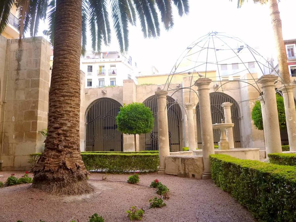 Concatedral de San Nicolás de Bari (Alicante) | Aunque de aspecto sobrio en el exterior, su estilo es renacentista y fue edificada sobre los restos de una mezquita durante 1616 y 1662. Su claustro, sin embargo, es más antiguo y data del siglo XV, fecha que también deja su huella en un marcado estilo gótico. El interior, de grandes dimensiones, cuenta con una esbelta cúpula y con su reconocida capilla de la Comunión, considerada una de las muestras más bellas del alto barroco español.