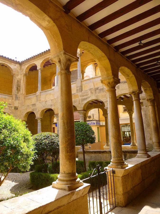 Catedral de Orihuela | También llamada Santa Iglesia Catedral del Salvador y Santa María de Orihuela, este templo fue iniciado en el siglo XIII sobre restos visigodos e hispano-árabes. También de estilo gótico valenciano, se fue ampliando con el transcurso de los años, dejando la torre como su zona más antigua. El claustro también es uno de sus rasgos más emblemáticos, repleto de columnas y de gran belleza renacentista. 