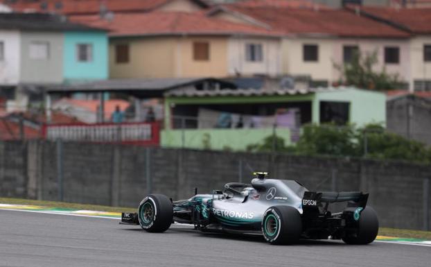 El Mercedes de Valtteri Bottas en el Autódromo Jose Carlos Pace de Interlagos.