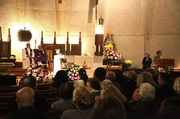 Decenas de personas durante la misa celebrada en la iglesia de la Virgen de Loreto de Xàbia. 