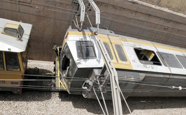 La UTA3736 siniestrada, trasladada a los talleres de FGV tras el accidente.