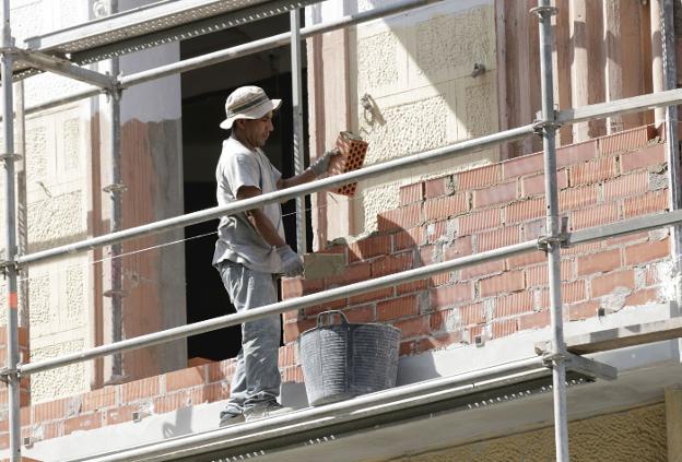 Obras de reforma en un edificio de Valencia. 