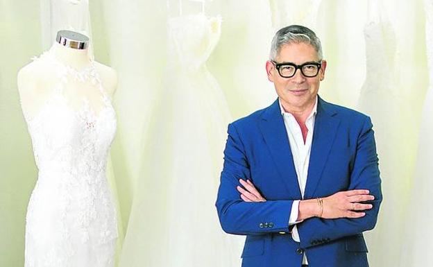 Boris Izaguirre asesora a las novias con su vestido nupcial.