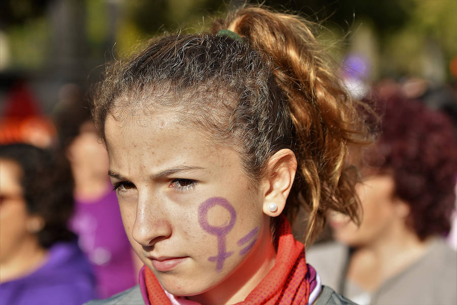 Deportistas, grupos de amigos y familias enteras participan en una  marcha no competitiva por el centro de Valencia  para demostrar a las víctimas que no están solas