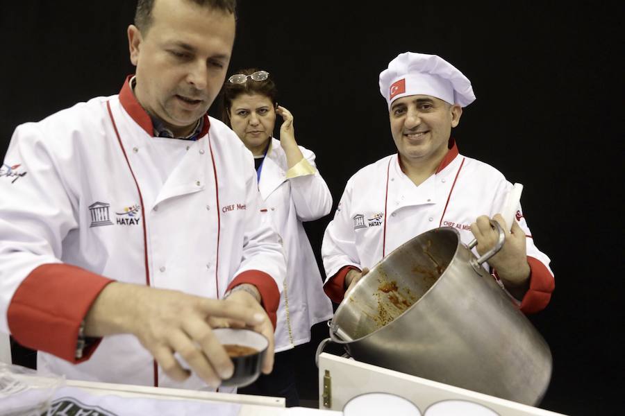 El cocinero Óscar Torrijos, quien fue el primero en conseguir una Estrella Michelin en Valencia y que se ha convertido en maestro y mentor de muchos de los grandes nombres de la gastronomía mediterránea actual, es el ganador del I Premio Chef Gastrónoma. La creación de estos galardones es una de las novedades que la organización del certamen Gastrónoma ha preparado para esta edición del evento, que se celebra del domingo 11 al martes 13 de noviembre en Feria Valencia. Gastrónoma 2018 abre sus puertas con el mejor programa de los últimos años. Todos los detalles y las entradas están disponibles ya en www.gastronoma.es