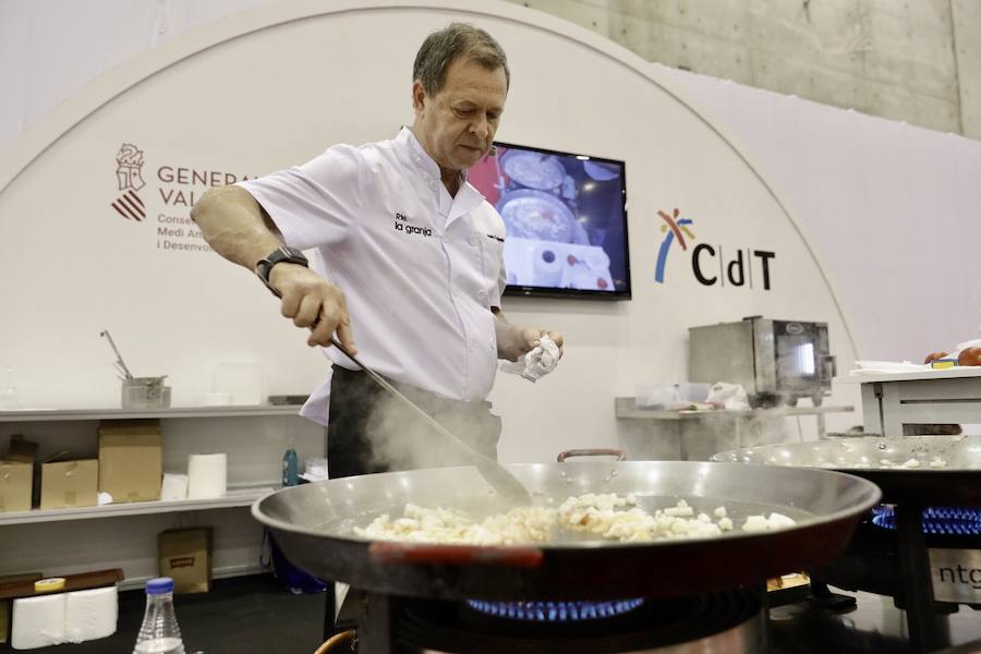 El cocinero Óscar Torrijos, quien fue el primero en conseguir una Estrella Michelin en Valencia y que se ha convertido en maestro y mentor de muchos de los grandes nombres de la gastronomía mediterránea actual, es el ganador del I Premio Chef Gastrónoma. La creación de estos galardones es una de las novedades que la organización del certamen Gastrónoma ha preparado para esta edición del evento, que se celebra del domingo 11 al martes 13 de noviembre en Feria Valencia. Gastrónoma 2018 abre sus puertas con el mejor programa de los últimos años. Todos los detalles y las entradas están disponibles ya en www.gastronoma.es