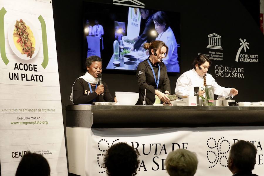 El cocinero Óscar Torrijos, quien fue el primero en conseguir una Estrella Michelin en Valencia y que se ha convertido en maestro y mentor de muchos de los grandes nombres de la gastronomía mediterránea actual, es el ganador del I Premio Chef Gastrónoma. La creación de estos galardones es una de las novedades que la organización del certamen Gastrónoma ha preparado para esta edición del evento, que se celebra del domingo 11 al martes 13 de noviembre en Feria Valencia. Gastrónoma 2018 abre sus puertas con el mejor programa de los últimos años. Todos los detalles y las entradas están disponibles ya en www.gastronoma.es