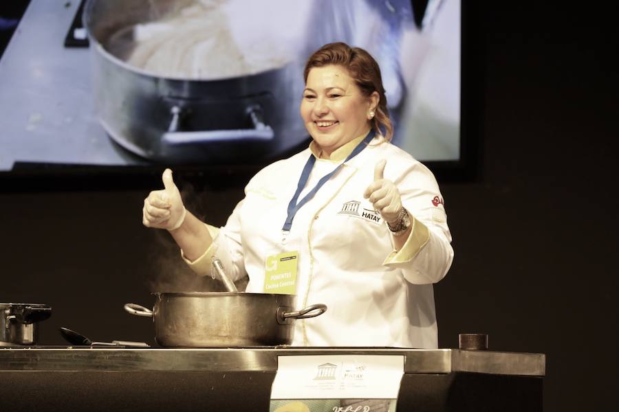 El cocinero Óscar Torrijos, quien fue el primero en conseguir una Estrella Michelin en Valencia y que se ha convertido en maestro y mentor de muchos de los grandes nombres de la gastronomía mediterránea actual, es el ganador del I Premio Chef Gastrónoma. La creación de estos galardones es una de las novedades que la organización del certamen Gastrónoma ha preparado para esta edición del evento, que se celebra del domingo 11 al martes 13 de noviembre en Feria Valencia. Gastrónoma 2018 abre sus puertas con el mejor programa de los últimos años. Todos los detalles y las entradas están disponibles ya en www.gastronoma.es