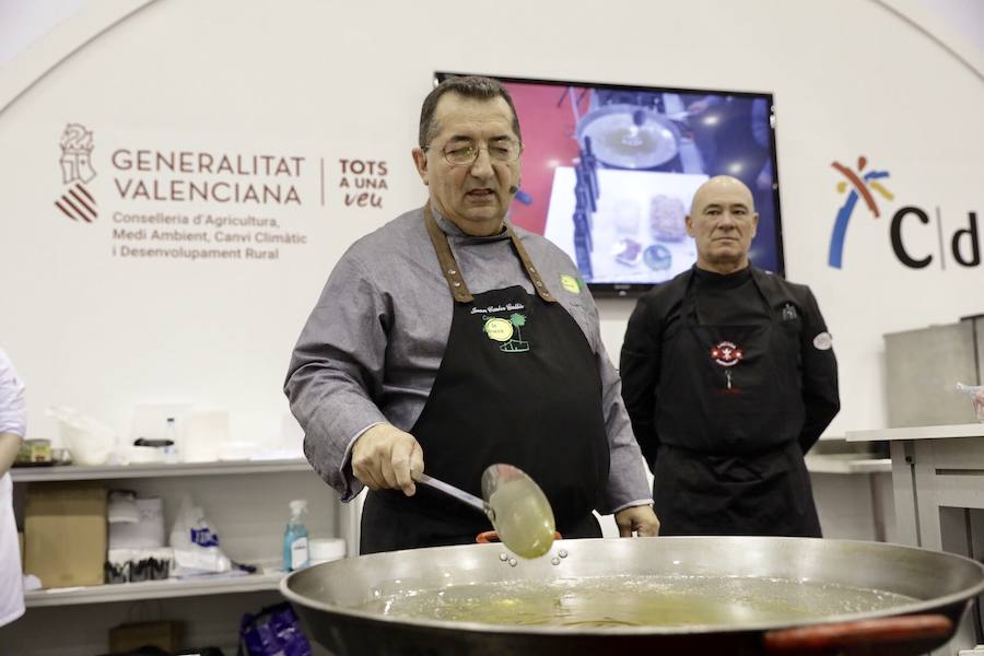 El cocinero Óscar Torrijos, quien fue el primero en conseguir una Estrella Michelin en Valencia y que se ha convertido en maestro y mentor de muchos de los grandes nombres de la gastronomía mediterránea actual, es el ganador del I Premio Chef Gastrónoma. La creación de estos galardones es una de las novedades que la organización del certamen Gastrónoma ha preparado para esta edición del evento, que se celebra del domingo 11 al martes 13 de noviembre en Feria Valencia. Gastrónoma 2018 abre sus puertas con el mejor programa de los últimos años. Todos los detalles y las entradas están disponibles ya en www.gastronoma.es