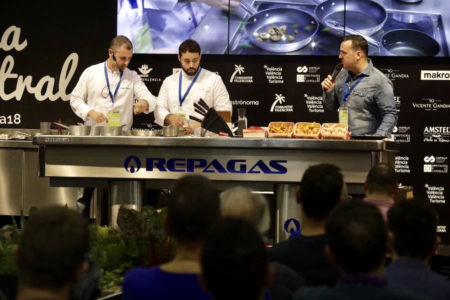 El cocinero Óscar Torrijos, quien fue el primero en conseguir una Estrella Michelin en Valencia y que se ha convertido en maestro y mentor de muchos de los grandes nombres de la gastronomía mediterránea actual, es el ganador del I Premio Chef Gastrónoma. La creación de estos galardones es una de las novedades que la organización del certamen Gastrónoma ha preparado para esta edición del evento, que se celebra del domingo 11 al martes 13 de noviembre en Feria Valencia. Gastrónoma 2018 abre sus puertas con el mejor programa de los últimos años. Todos los detalles y las entradas están disponibles ya en www.gastronoma.es