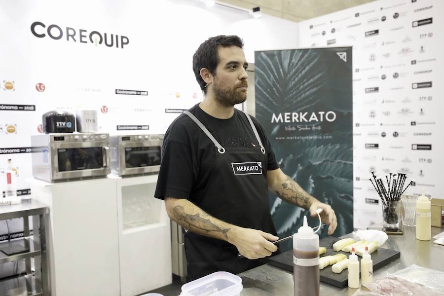 El cocinero Óscar Torrijos, quien fue el primero en conseguir una Estrella Michelin en Valencia y que se ha convertido en maestro y mentor de muchos de los grandes nombres de la gastronomía mediterránea actual, es el ganador del I Premio Chef Gastrónoma. La creación de estos galardones es una de las novedades que la organización del certamen Gastrónoma ha preparado para esta edición del evento, que se celebra del domingo 11 al martes 13 de noviembre en Feria Valencia. Gastrónoma 2018 abre sus puertas con el mejor programa de los últimos años. Todos los detalles y las entradas están disponibles ya en www.gastronoma.es