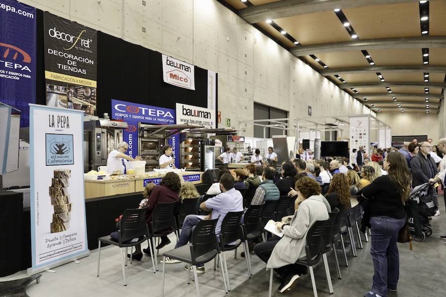 El cocinero Óscar Torrijos, quien fue el primero en conseguir una Estrella Michelin en Valencia y que se ha convertido en maestro y mentor de muchos de los grandes nombres de la gastronomía mediterránea actual, es el ganador del I Premio Chef Gastrónoma. La creación de estos galardones es una de las novedades que la organización del certamen Gastrónoma ha preparado para esta edición del evento, que se celebra del domingo 11 al martes 13 de noviembre en Feria Valencia. Gastrónoma 2018 abre sus puertas con el mejor programa de los últimos años. Todos los detalles y las entradas están disponibles ya en www.gastronoma.es