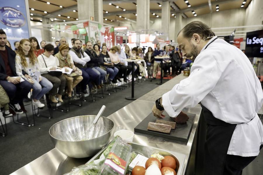 El cocinero Óscar Torrijos, quien fue el primero en conseguir una Estrella Michelin en Valencia y que se ha convertido en maestro y mentor de muchos de los grandes nombres de la gastronomía mediterránea actual, es el ganador del I Premio Chef Gastrónoma. La creación de estos galardones es una de las novedades que la organización del certamen Gastrónoma ha preparado para esta edición del evento, que se celebra del domingo 11 al martes 13 de noviembre en Feria Valencia. Gastrónoma 2018 abre sus puertas con el mejor programa de los últimos años. Todos los detalles y las entradas están disponibles ya en www.gastronoma.es