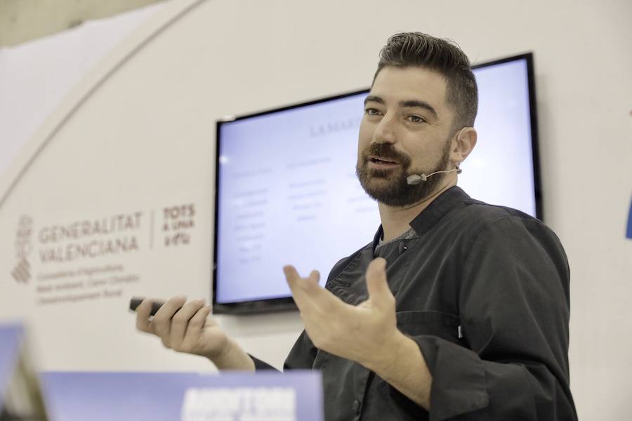 El cocinero Óscar Torrijos, quien fue el primero en conseguir una Estrella Michelin en Valencia y que se ha convertido en maestro y mentor de muchos de los grandes nombres de la gastronomía mediterránea actual, es el ganador del I Premio Chef Gastrónoma. La creación de estos galardones es una de las novedades que la organización del certamen Gastrónoma ha preparado para esta edición del evento, que se celebra del domingo 11 al martes 13 de noviembre en Feria Valencia. Gastrónoma 2018 abre sus puertas con el mejor programa de los últimos años. Todos los detalles y las entradas están disponibles ya en www.gastronoma.es