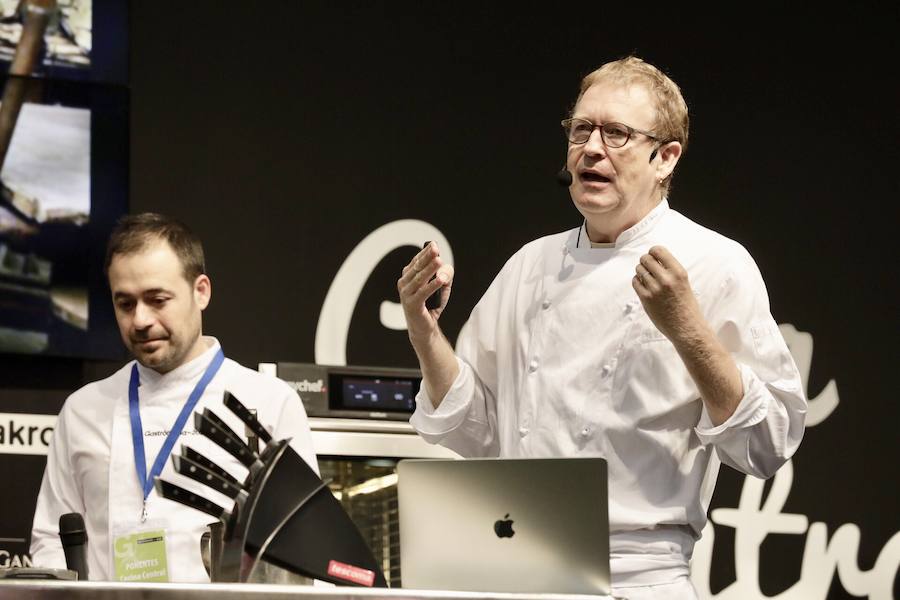 El cocinero Óscar Torrijos, quien fue el primero en conseguir una Estrella Michelin en Valencia y que se ha convertido en maestro y mentor de muchos de los grandes nombres de la gastronomía mediterránea actual, es el ganador del I Premio Chef Gastrónoma. La creación de estos galardones es una de las novedades que la organización del certamen Gastrónoma ha preparado para esta edición del evento, que se celebra del domingo 11 al martes 13 de noviembre en Feria Valencia. Gastrónoma 2018 abre sus puertas con el mejor programa de los últimos años. Todos los detalles y las entradas están disponibles ya en www.gastronoma.es