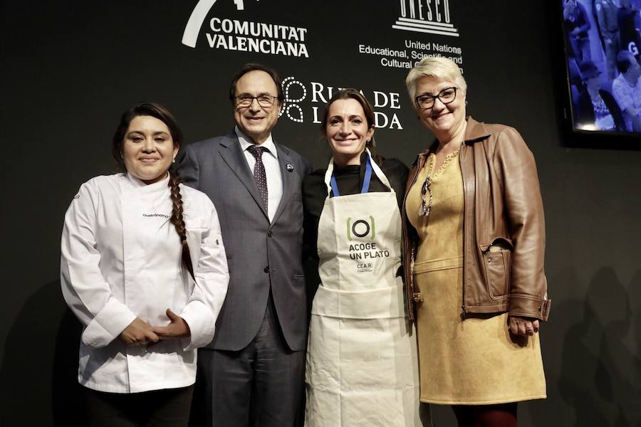 El cocinero Óscar Torrijos, quien fue el primero en conseguir una Estrella Michelin en Valencia y que se ha convertido en maestro y mentor de muchos de los grandes nombres de la gastronomía mediterránea actual, es el ganador del I Premio Chef Gastrónoma. La creación de estos galardones es una de las novedades que la organización del certamen Gastrónoma ha preparado para esta edición del evento, que se celebra del domingo 11 al martes 13 de noviembre en Feria Valencia. Gastrónoma 2018 abre sus puertas con el mejor programa de los últimos años. Todos los detalles y las entradas están disponibles ya en www.gastronoma.es