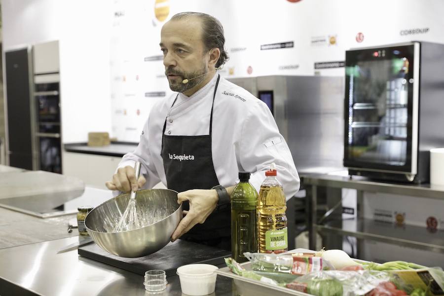 El cocinero Óscar Torrijos, quien fue el primero en conseguir una Estrella Michelin en Valencia y que se ha convertido en maestro y mentor de muchos de los grandes nombres de la gastronomía mediterránea actual, es el ganador del I Premio Chef Gastrónoma. La creación de estos galardones es una de las novedades que la organización del certamen Gastrónoma ha preparado para esta edición del evento, que se celebra del domingo 11 al martes 13 de noviembre en Feria Valencia. Gastrónoma 2018 abre sus puertas con el mejor programa de los últimos años. Todos los detalles y las entradas están disponibles ya en www.gastronoma.es