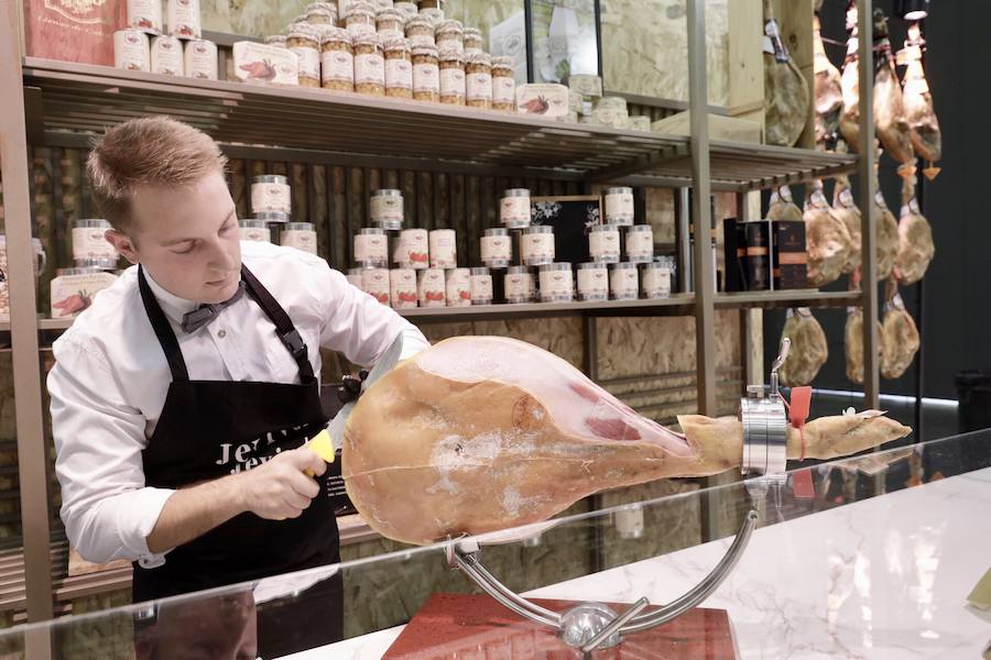 El cocinero Óscar Torrijos, quien fue el primero en conseguir una Estrella Michelin en Valencia y que se ha convertido en maestro y mentor de muchos de los grandes nombres de la gastronomía mediterránea actual, es el ganador del I Premio Chef Gastrónoma. La creación de estos galardones es una de las novedades que la organización del certamen Gastrónoma ha preparado para esta edición del evento, que se celebra del domingo 11 al martes 13 de noviembre en Feria Valencia. Gastrónoma 2018 abre sus puertas con el mejor programa de los últimos años. Todos los detalles y las entradas están disponibles ya en www.gastronoma.es