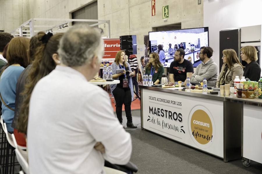 El cocinero Óscar Torrijos, quien fue el primero en conseguir una Estrella Michelin en Valencia y que se ha convertido en maestro y mentor de muchos de los grandes nombres de la gastronomía mediterránea actual, es el ganador del I Premio Chef Gastrónoma. La creación de estos galardones es una de las novedades que la organización del certamen Gastrónoma ha preparado para esta edición del evento, que se celebra del domingo 11 al martes 13 de noviembre en Feria Valencia. Gastrónoma 2018 abre sus puertas con el mejor programa de los últimos años. Todos los detalles y las entradas están disponibles ya en www.gastronoma.es