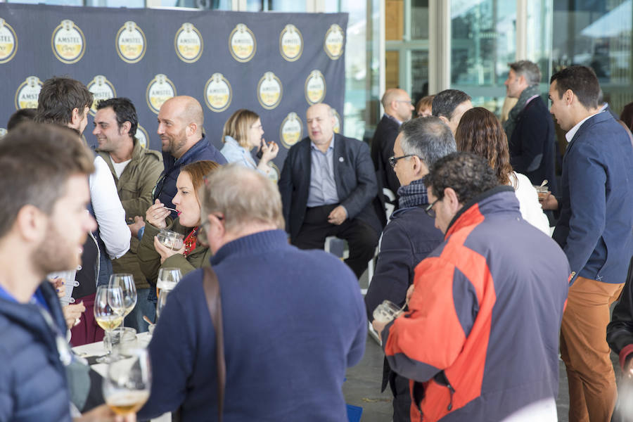 El cocinero Óscar Torrijos, quien fue el primero en conseguir una Estrella Michelin en Valencia y que se ha convertido en maestro y mentor de muchos de los grandes nombres de la gastronomía mediterránea actual, es el ganador del I Premio Chef Gastrónoma. La creación de estos galardones es una de las novedades que la organización del certamen Gastrónoma ha preparado para esta edición del evento, que se celebra del domingo 11 al martes 13 de noviembre en Feria Valencia. Gastrónoma 2018 abre sus puertas con el mejor programa de los últimos años. Todos los detalles y las entradas están disponibles ya en www.gastronoma.es