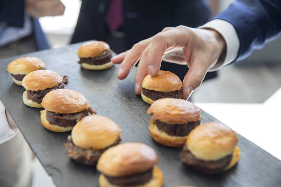 El cocinero Óscar Torrijos, quien fue el primero en conseguir una Estrella Michelin en Valencia y que se ha convertido en maestro y mentor de muchos de los grandes nombres de la gastronomía mediterránea actual, es el ganador del I Premio Chef Gastrónoma. La creación de estos galardones es una de las novedades que la organización del certamen Gastrónoma ha preparado para esta edición del evento, que se celebra del domingo 11 al martes 13 de noviembre en Feria Valencia. Gastrónoma 2018 abre sus puertas con el mejor programa de los últimos años. Todos los detalles y las entradas están disponibles ya en www.gastronoma.es