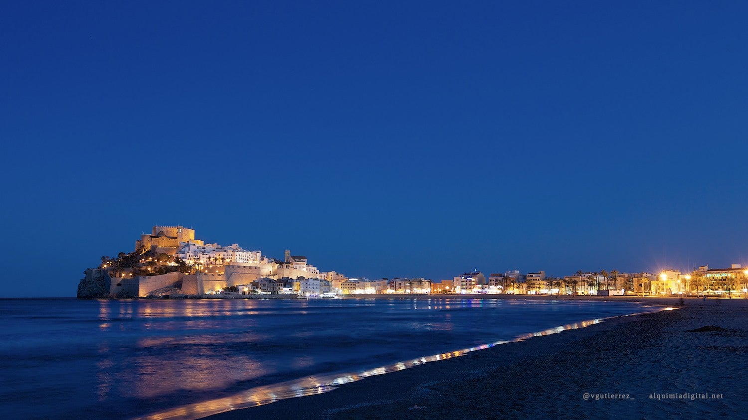 15. Vista del castillo de Peñíscola desde la playa, en Castellón.