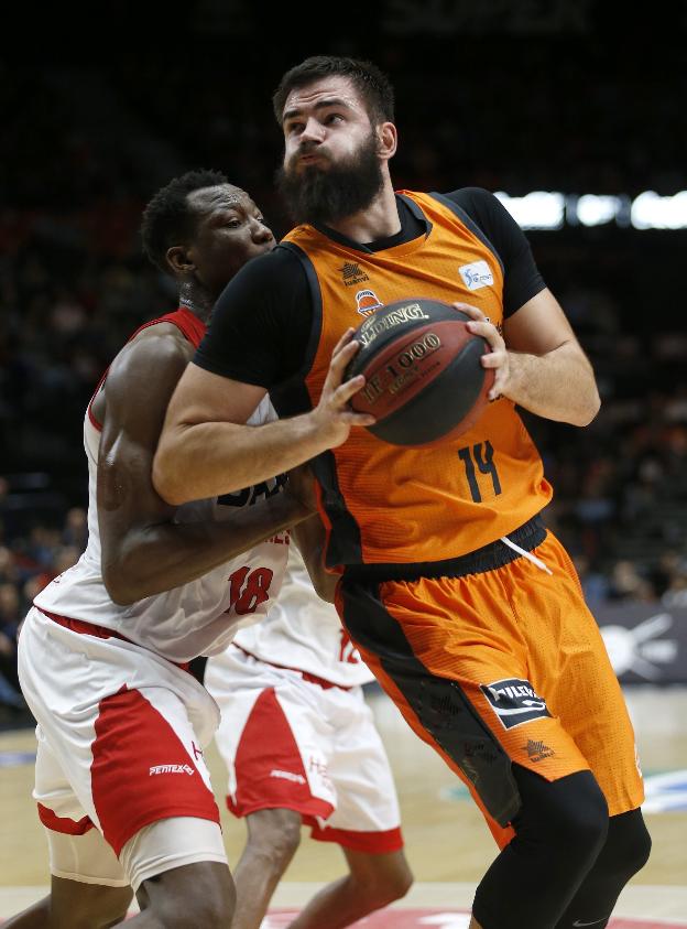 Dubljevic lucha con Sakho en la Fonteta. 